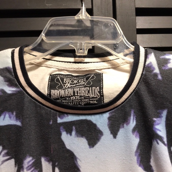 Blue pink white and black paradise style tee-shirt - Picture 4 of 6